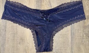 Blaues Höschen – Kühl, geheimnisvoll & getragen